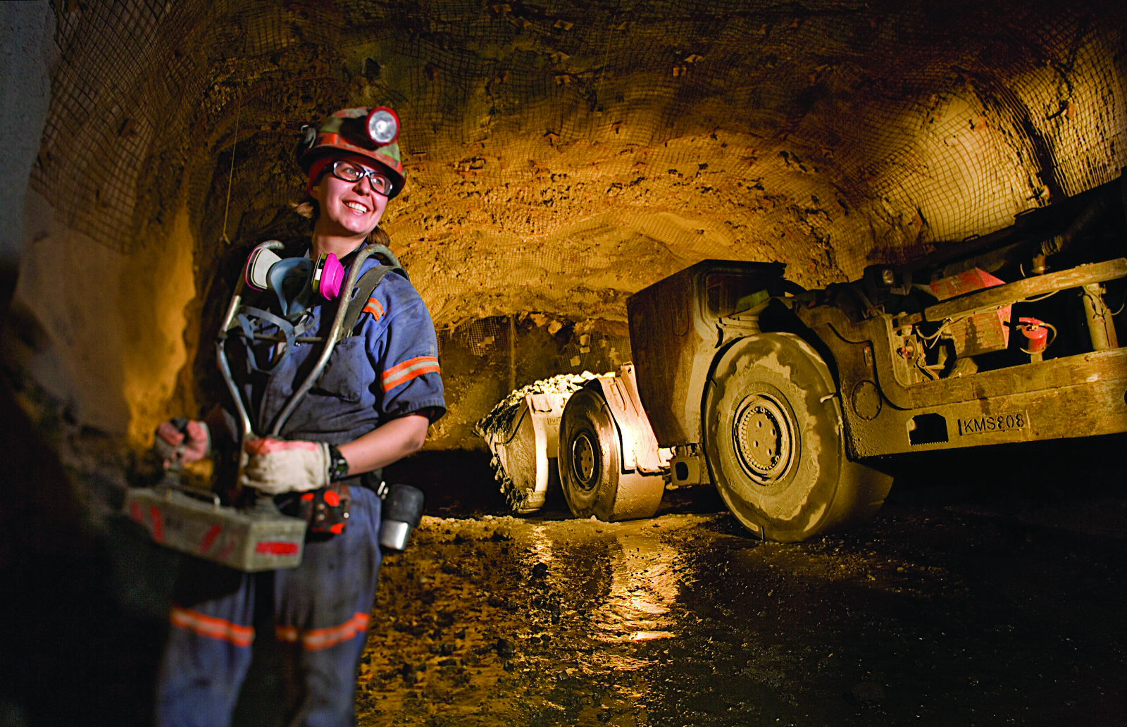 Mining перевод. Горное дело и добыча полезных ископаемых. Подземная разработка месторождений полезных ископаемых. Горный инженер в шахте. Подземные работники.